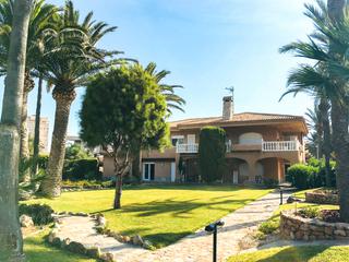 Chalet in Zona Galúa - Calnegre. Te presentamos una auténtica joya frente al mar una villa indepe