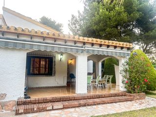 Chalet in Punta Prima. Presentamos una elegantenbspvilla independiente situada en una d