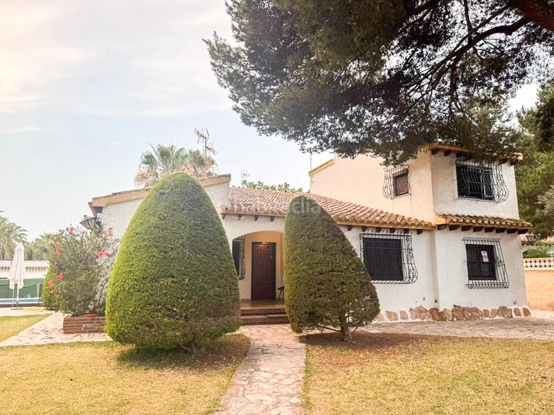 Foto 105fa058-6ab6-40e7-b2a6-c5038021d585. Chalet presentamos una maravillosanbspvilla independiente situada en una de las zonas más exclusivas de Punta Prima, a solo 6 minutos and en Orihuela