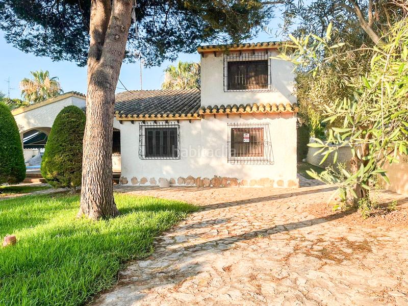 Foto 1146bd19-925b-4cd3-a4c6-64ee0901e36c. Chalet presentamos una maravillosanbspvilla independiente situada en una de las zonas más exclusivas de Punta Prima, a solo 6 minutos and en Orihuela