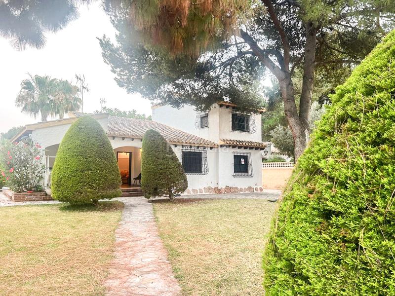 Foto ee71ceb8-3adf-4637-aa5e-fb49c6ea306a. Chalet presentamos una maravillosanbspvilla independiente situada en una de las zonas más exclusivas de Punta Prima, a solo 6 minutos and en Orihuela