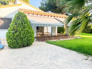 Chalet in Punta Prima. Presentamos una villa independiente situada en una de las zonas