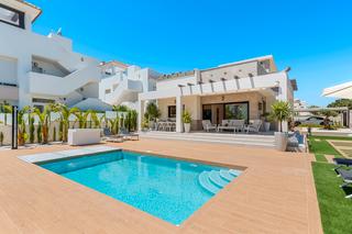 Casa en Rojales. Descubre esta elegante villa independiente situada en una de las