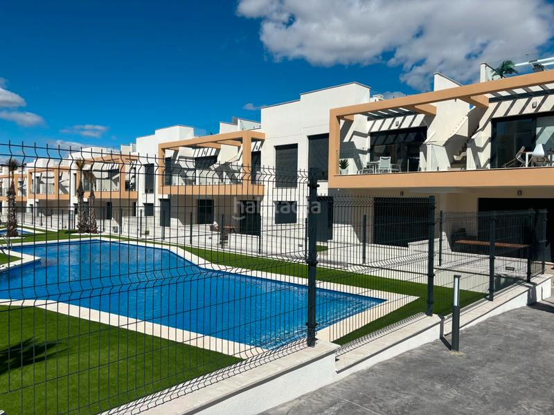 Foto 1da9d67a-8927-4989-86a0-78f1e413c419. Casa sumérgete en el confort y la exclusividad de este sofisticado bungalow de obra nueva en la prestigiosa zona de pau 26, en Orihuela