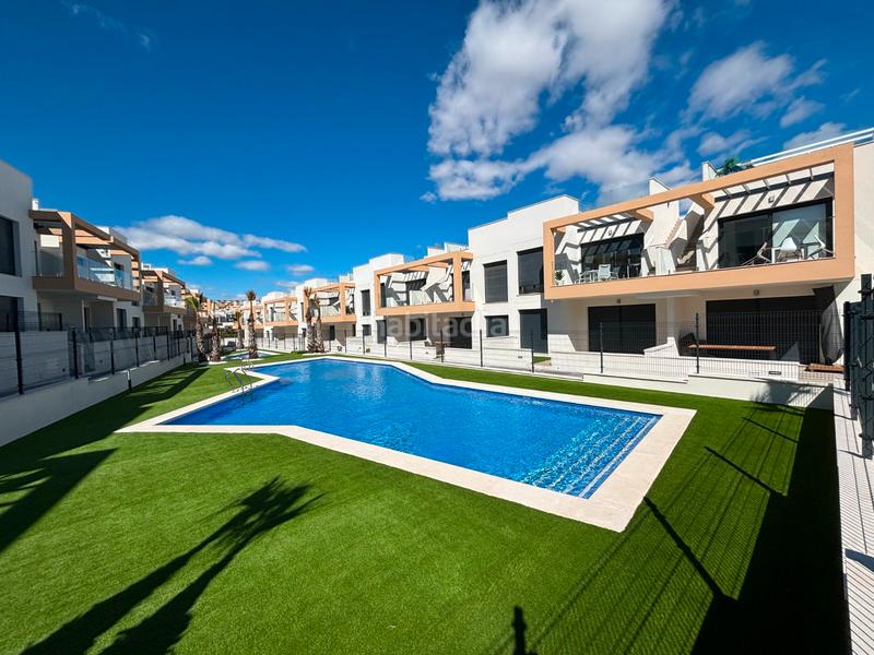 Foto 25951368-ed76-4d90-9c57-df10fac791ba. Casa sumérgete en el confort y la exclusividad de este sofisticado bungalow de obra nueva en la prestigiosa zona de pau 26, en Orihuela