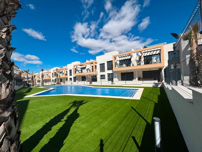Foto 26f9ce3e-a33e-4431-b600-ef2e77107405. Casa sumérgete en el confort y la exclusividad de este sofisticado bungalow de obra nueva en la prestigiosa zona de pau 26, en Orihuela