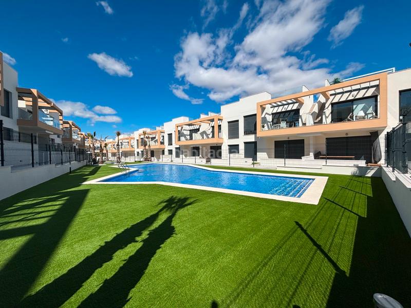 Foto 2b6a0d50-b437-476c-bd66-1027a0221e91. Casa sumérgete en el confort y la exclusividad de este sofisticado bungalow de obra nueva en la prestigiosa zona de pau 26, en Orihuela