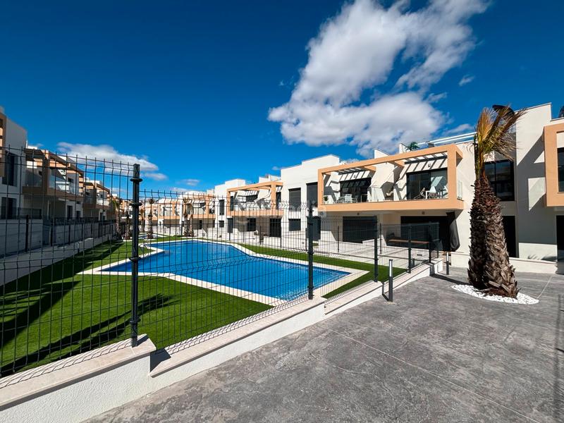 Foto 54715669-cb39-4c83-8da2-6c3b7ed0a8a8. Casa sumérgete en el confort y la exclusividad de este sofisticado bungalow de obra nueva en la prestigiosa zona de pau 26, en Orihuela