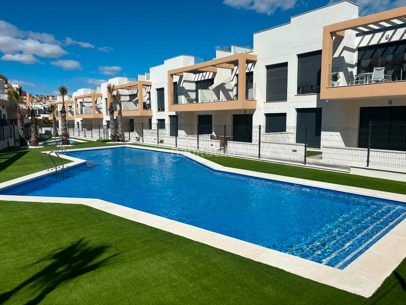 Foto 85659f14-3853-4a3b-93fd-c82c739e2996. Casa sumérgete en el confort y la exclusividad de este sofisticado bungalow de obra nueva en la prestigiosa zona de pau 26, en Orihuela