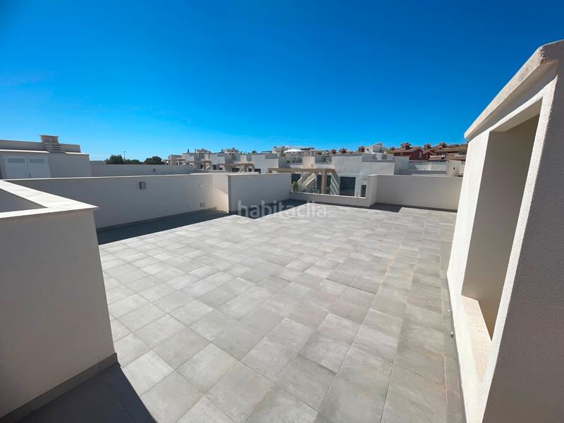 Foto 99b1ade3-5e36-429d-b360-9c2244876dfd. Casa sumérgete en el confort y la exclusividad de este sofisticado bungalow de obra nueva en la prestigiosa zona de pau 26, en Orihuela