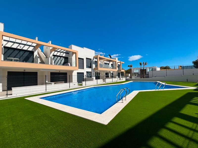 Foto acbb9b02-9cb3-48ed-aff2-6c956d8ce885. Casa sumérgete en el confort y la exclusividad de este sofisticado bungalow de obra nueva en la prestigiosa zona de pau 26, en Orihuela