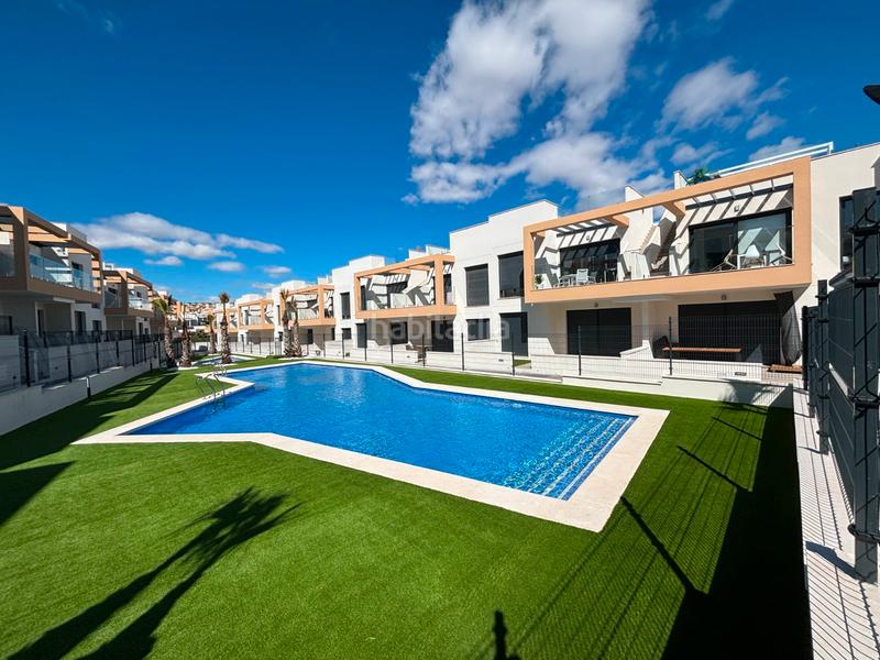 Foto af82f0b6-6523-417f-aadc-987df4bd2696. Casa sumérgete en el confort y la exclusividad de este sofisticado bungalow de obra nueva en la prestigiosa zona de pau 26, en Orihuela
