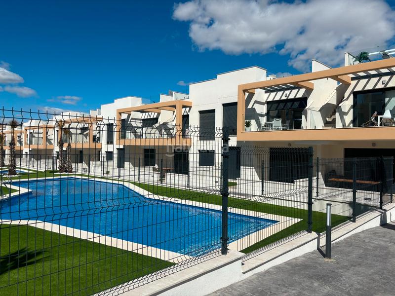 Foto b9985b28-3c08-4923-94ee-c7e397cfea86. Casa sumérgete en el confort y la exclusividad de este sofisticado bungalow de obra nueva en la prestigiosa zona de pau 26, en Orihuela