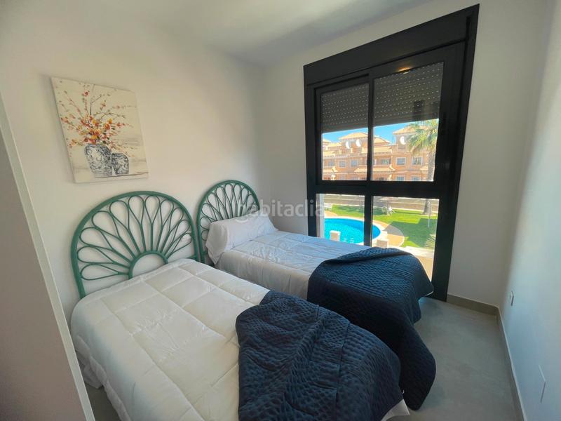 Foto be700bea-cae9-4d58-8551-fcea1bf2166e. Casa sumérgete en el confort y la exclusividad de este sofisticado bungalow de obra nueva en la prestigiosa zona de pau 26, en Orihuela
