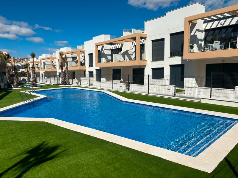 Foto e5dd89bb-df4e-4b87-a905-faa1d17eb388. Casa sumérgete en el confort y la exclusividad de este sofisticado bungalow de obra nueva en la prestigiosa zona de pau 26, en Orihuela