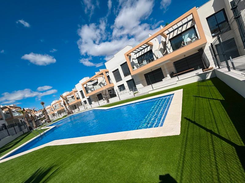 Foto fb65c42a-2be7-45fa-bb51-4f6e6c932d00. Casa sumérgete en el confort y la exclusividad de este sofisticado bungalow de obra nueva en la prestigiosa zona de pau 26, en Orihuela