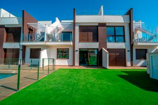 Casa a Los Peñascos-El Salero-Los Imbernones. Descubre un estilo de vida único en este moderno residencial de