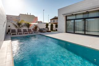 Casa en Pilar de la Horadada Ciudad. Descubra la elegancia en esta villa esquinera en pilar de la hor