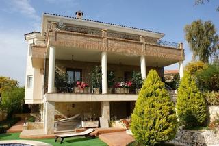 Casa en Rojales. Descubra esta extraordinaria villa de tres plantas, situada en u