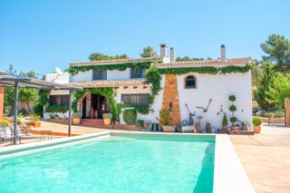 Casa en Onil. Descubre la capona, una exclusiva finca de 220 hectáreas ubicada
