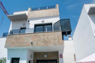 Casa a Zona Carrefour - Urbanizaciones. En una exclusiva zona residencial rodeada de naturaleza, esta vi