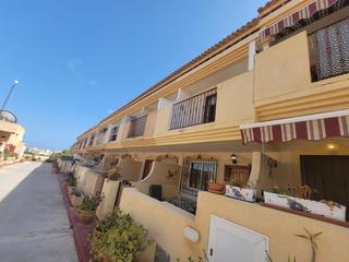 Casa adosada en Playa Flamenca. Descubra esta magnífica vivienda adosada de tres plantas situada