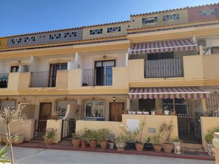 Casa a schiera in Playa Flamenca. Descubra esta practica vivienda adosada de tres plantas situada
