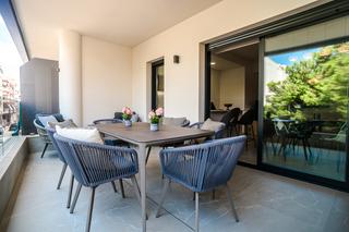 Apartamento en Las Piscinas Naturales. Descubra este elegante apartamento de 2 dormitorios y 2 baños en