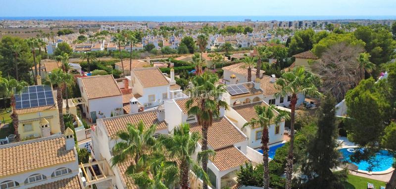 Foto 7aeb551f-f292-4393-8cf3-2b60c5fdba31. Casa descubra esta magnifica villa reformada en villamartin, donde la modernidad y la comodidad se fusionan en cada detalle. la propied en Orihuela