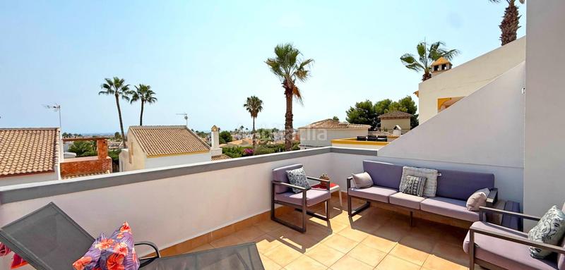 Foto d4d919e8-ccc0-412b-87f5-2b829eb6a8f2. Casa descubra esta magnifica villa reformada en villamartin, donde la modernidad y la comodidad se fusionan en cada detalle. la propied en Orihuela