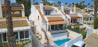 Casa a Los Almendros. Descubra esta magnifica villa reformada en villamartin, donde la
