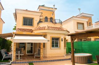 Haus in El Raso. Presentamos esta exclusiva vivienda en el raso, guardamar, un mo
