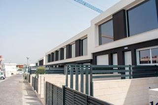 Reihenhaus in Monte y Mar. Presentamos este chalet adosado de obra nueva a estrenar en 2025