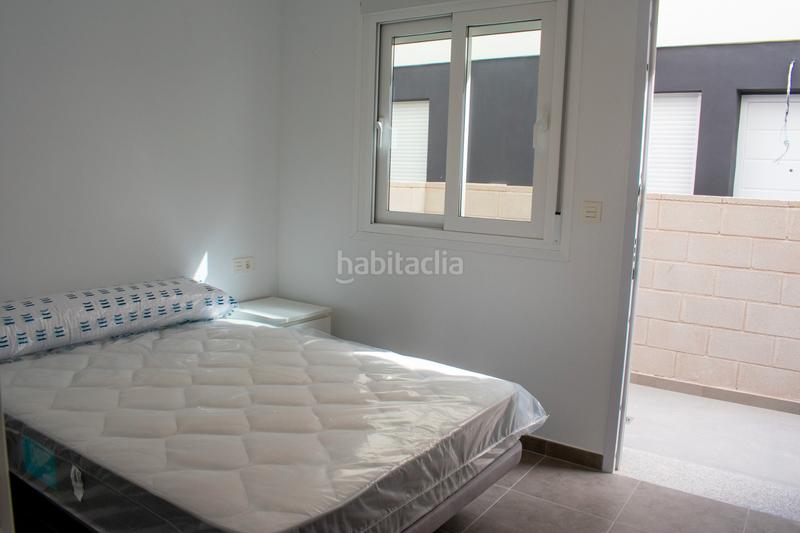 Foto 0cbb4022-fe96-47a2-9f6b-5477ab8b9cf8. Casa adosada presentamos este chalet adosado de obra nueva a estrenar en 2025, una vivienda diseñada para ofrecer el máximo confort en la costa en Santa Pola