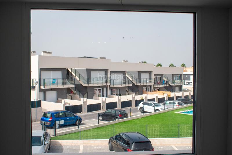 Foto 1dced00d-3f33-41f3-a964-d8a522983bf5. Casa adosada presentamos este chalet adosado de obra nueva a estrenar en 2025, una vivienda diseñada para ofrecer el máximo confort en la costa en Santa Pola