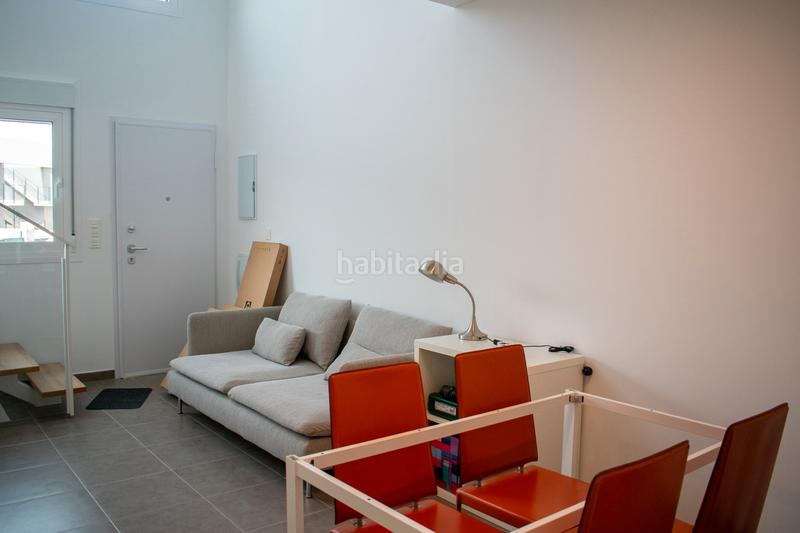 Foto 1e9fe181-beab-4494-bbf5-1522f042a79d. Casa adosada presentamos este chalet adosado de obra nueva a estrenar en 2025, una vivienda diseñada para ofrecer el máximo confort en la costa en Santa Pola