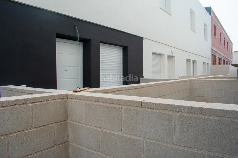 Foto 2454a717-1dde-4150-bc78-945a171034d2. Casa adosada presentamos este chalet adosado de obra nueva a estrenar en 2025, una vivienda diseñada para ofrecer el máximo confort en la costa en Santa Pola
