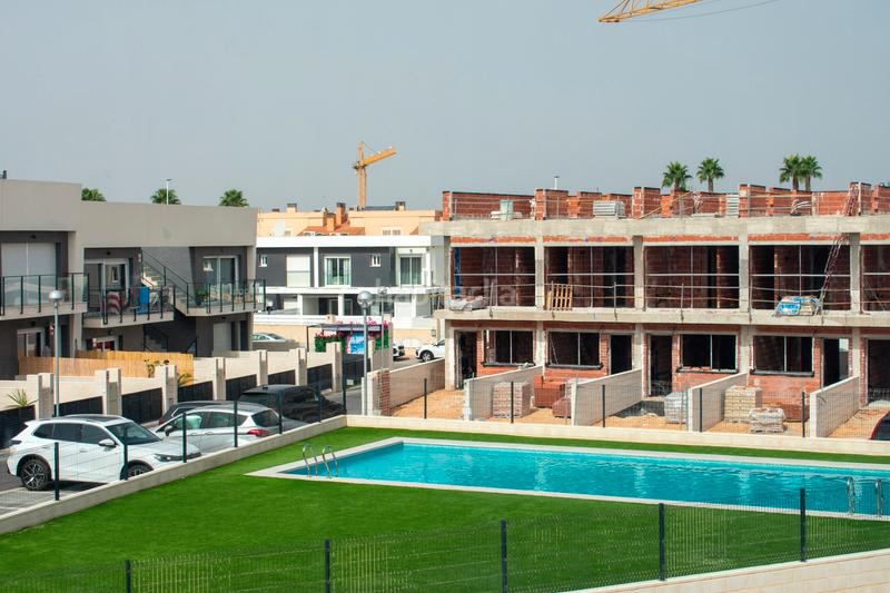 Foto 2b78de46-1b98-4ed1-b23c-c6e85c4fead5. Casa adosada presentamos este chalet adosado de obra nueva a estrenar en 2025, una vivienda diseñada para ofrecer el máximo confort en la costa en Santa Pola
