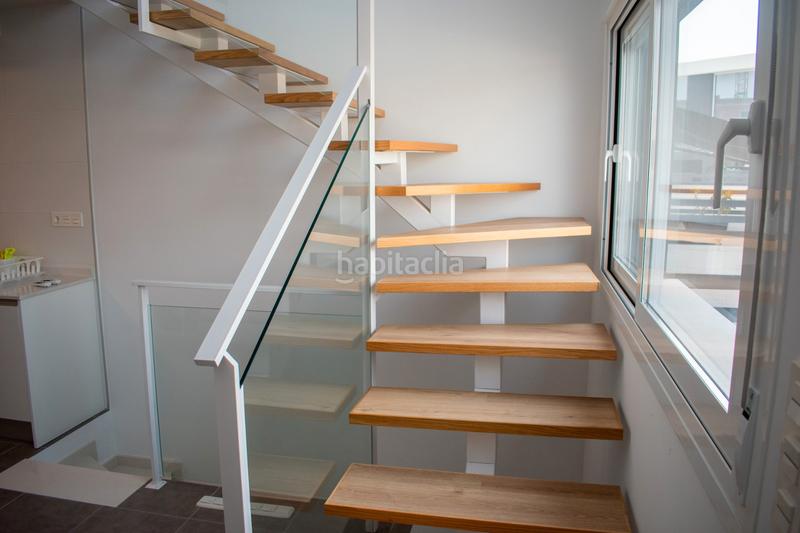 Foto 465de578-2d46-47a8-a107-e366f9e5406f. Casa adosada presentamos este chalet adosado de obra nueva a estrenar en 2025, una vivienda diseñada para ofrecer el máximo confort en la costa en Santa Pola