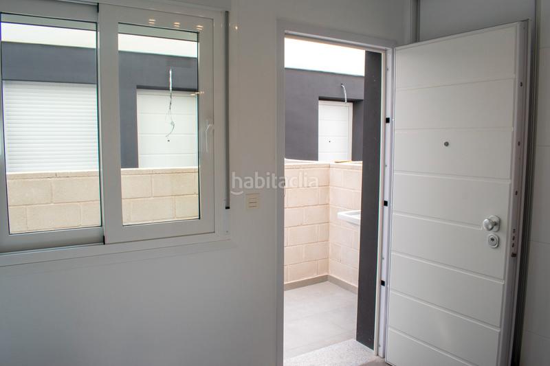 Foto 6698ea8b-2b5f-456b-81d9-1077edb32635. Casa adosada presentamos este chalet adosado de obra nueva a estrenar en 2025, una vivienda diseñada para ofrecer el máximo confort en la costa en Santa Pola