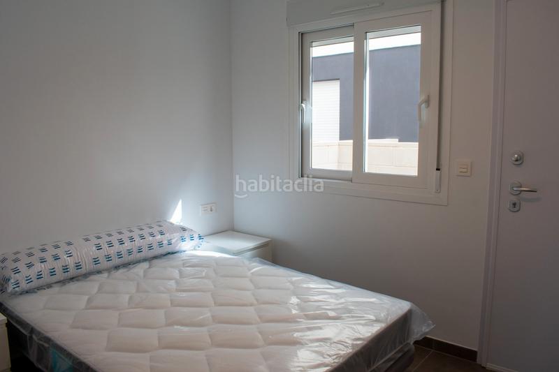 Foto 78e0dffa-b270-41f7-abef-a455fbb521da. Casa adosada presentamos este chalet adosado de obra nueva a estrenar en 2025, una vivienda diseñada para ofrecer el máximo confort en la costa en Santa Pola