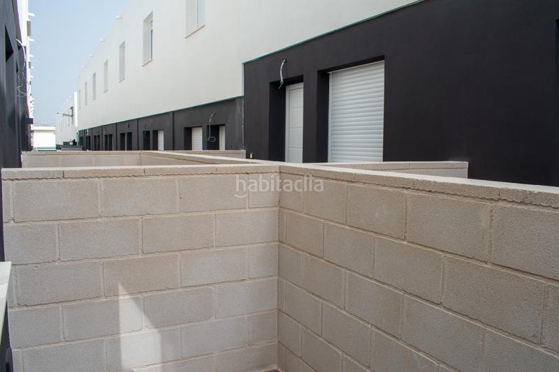 Foto 8ab57dc8-acaa-4559-ab8a-4d55e9c4d24e. Casa adosada presentamos este chalet adosado de obra nueva a estrenar en 2025, una vivienda diseñada para ofrecer el máximo confort en la costa en Santa Pola