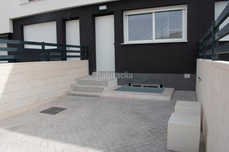 Foto 9899dd7e-12a7-4684-807d-f637e2797a29. Casa adosada presentamos este chalet adosado de obra nueva a estrenar en 2025, una vivienda diseñada para ofrecer el máximo confort en la costa en Santa Pola