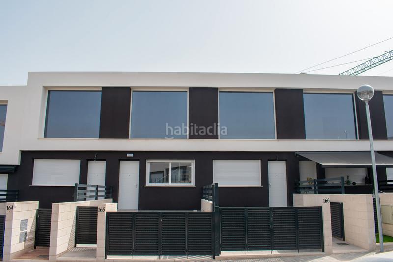 Foto a03ef75d-1d8c-46b4-a541-5f38ad18bc44. Casa adosada presentamos este chalet adosado de obra nueva a estrenar en 2025, una vivienda diseñada para ofrecer el máximo confort en la costa en Santa Pola