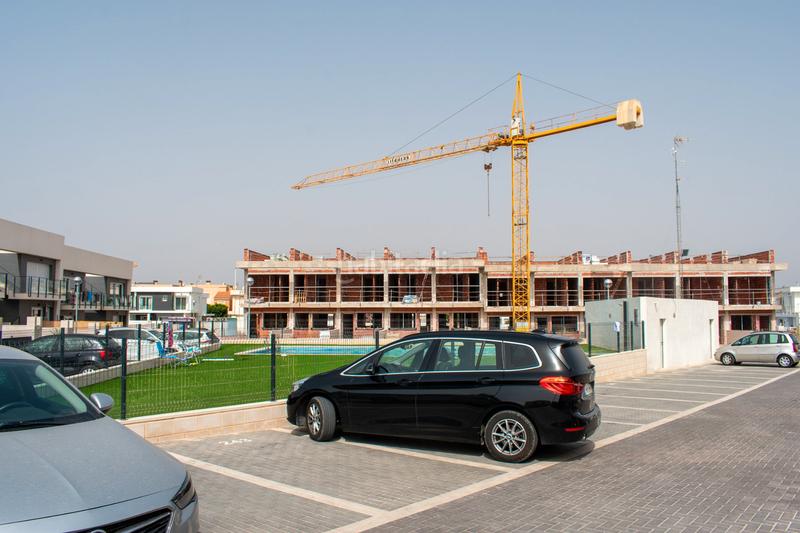 Foto a2f6b51c-5f4f-4a66-9a84-dffcd4b1baf0. Casa adosada presentamos este chalet adosado de obra nueva a estrenar en 2025, una vivienda diseñada para ofrecer el máximo confort en la costa en Santa Pola