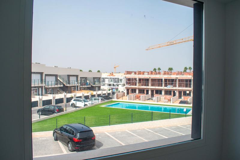 Foto a9536544-3ab7-46ae-9057-947f33bafee5. Casa adosada presentamos este chalet adosado de obra nueva a estrenar en 2025, una vivienda diseñada para ofrecer el máximo confort en la costa en Santa Pola