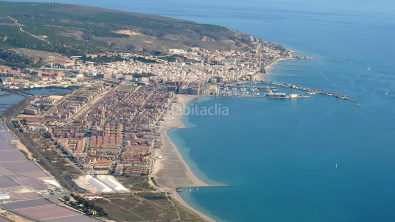 Foto ae5f7796-7c81-4727-b0ac-eb9fc7ab219e. Casa adosada presentamos este chalet adosado de obra nueva a estrenar en 2025, una vivienda diseñada para ofrecer el máximo confort en la costa en Santa Pola