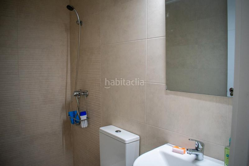 Foto dc5978ae-1b51-4c75-b4e0-efff104d96a1. Casa adosada presentamos este chalet adosado de obra nueva a estrenar en 2025, una vivienda diseñada para ofrecer el máximo confort en la costa en Santa Pola