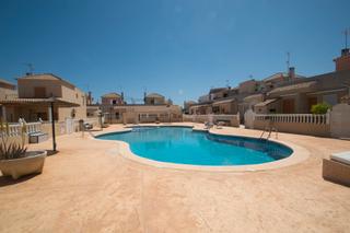 Maison jumelée à Los Balcones-Los Altos. Descubra este elegante dúplex en torrevieja, ubicado en la exclu