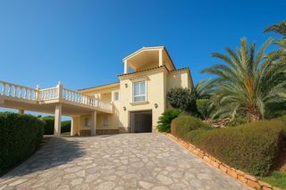 Casa a La Sella. En la prestigiosa urbanización la sella, presentamos esta elegan